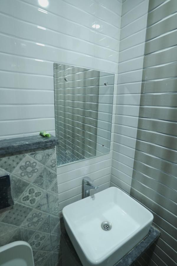 Hotel Leo Continental Új-Delhi Kültér fotó